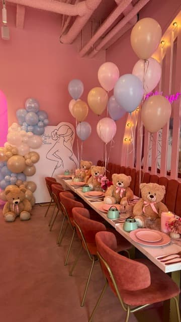 Baby shower styling with blue and pink balloons at MÌO