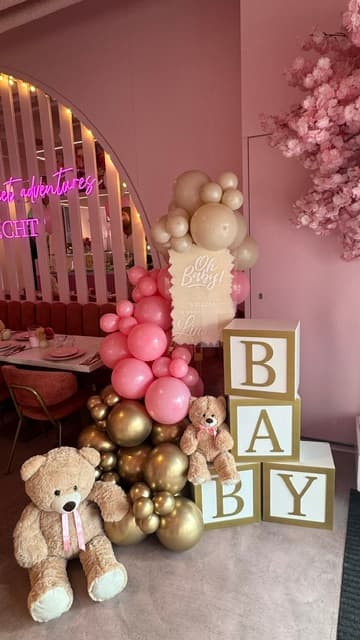 Personalised welcome sign with pink and gold balloon garland